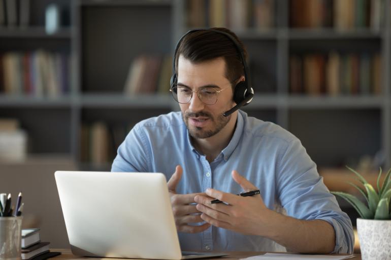 Hombre trabajando frente a un computador